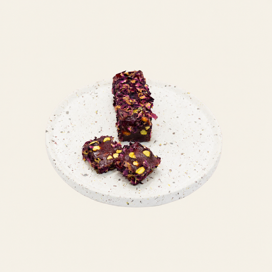 Pistache Rose met granaatappelgelei, pistachenoten en rozenbladeren