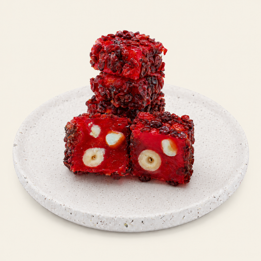 Hazelnoot Cranberry op warme achtergrond