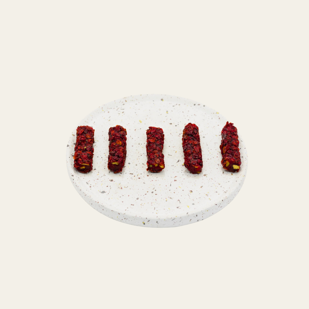 Mini Roll Cranberry op warme ivoorkleurige achtergrond