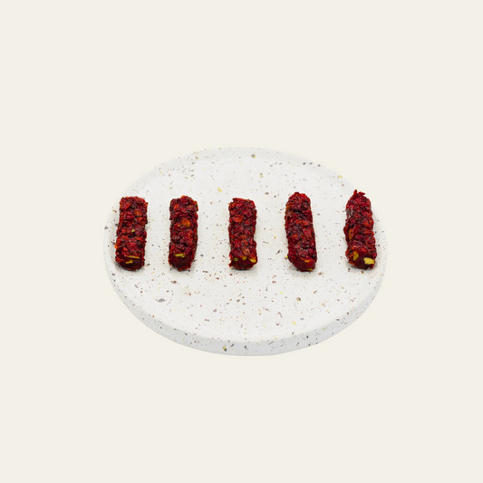 Mini Roll Cranberry op warme ivoorkleurige achtergrond