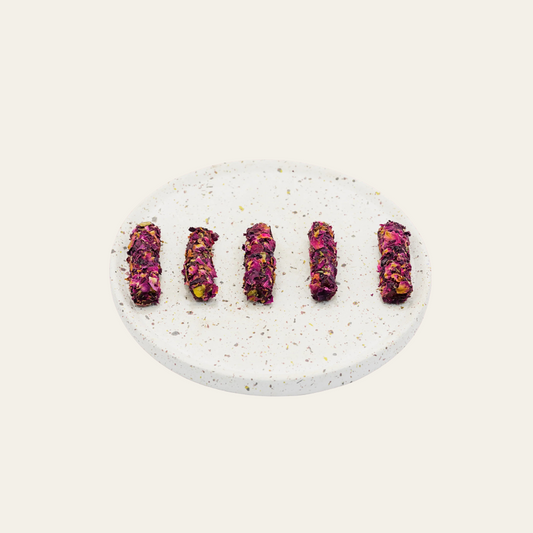 Mini Roll Rose op warme ivoorkleurige achtergrond