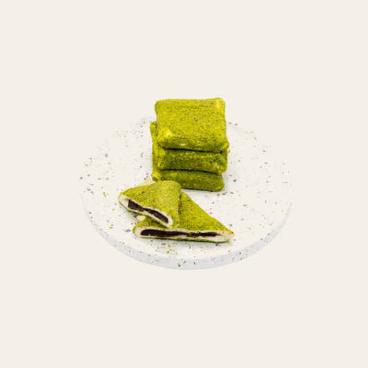 Pistachio Chocolate Cushions op warme ivoorkleurige achtergrond